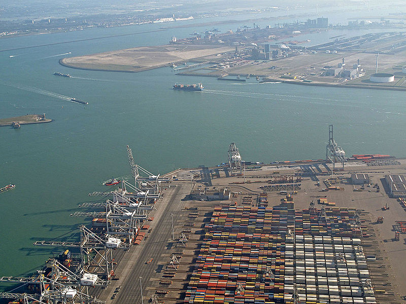 Maasvlakte,_containeropslag_foto1_2014-03-09_11.12.jpg