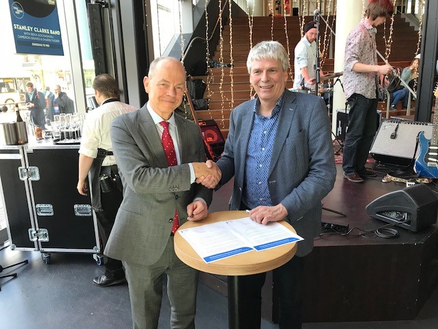 Frans Vreeke en Paul van Maanen bekrachtigen partnerovreenkomst TiVr en ROCMN april 2018.jpg